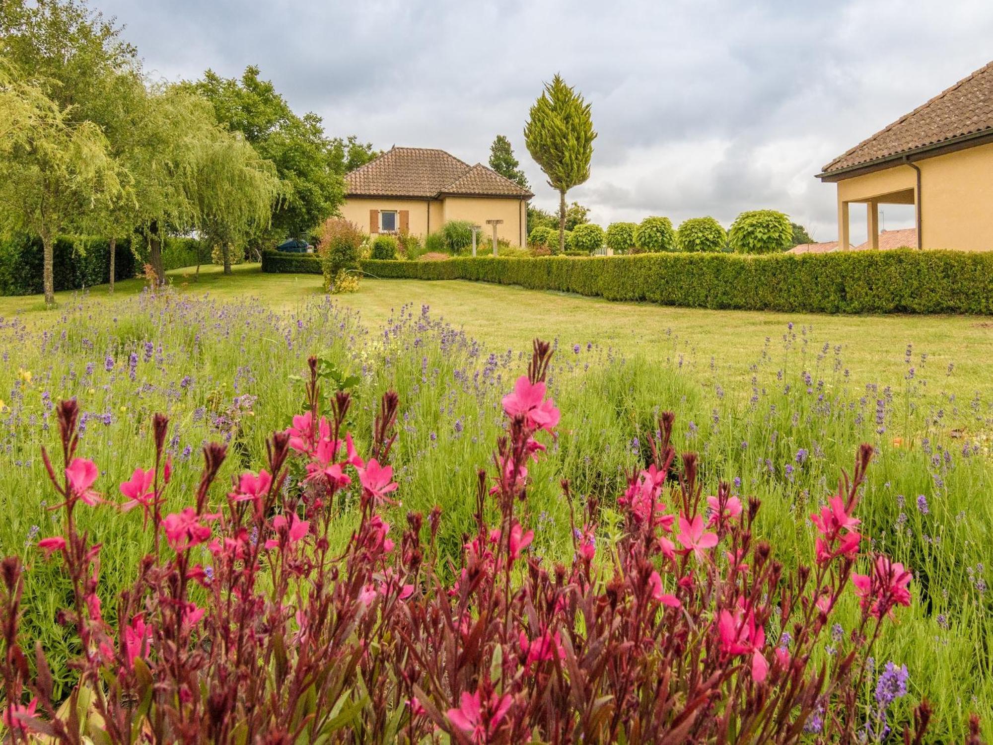 Modern Holiday Home In Aquitaine Saint-Nexans Zewnętrze zdjęcie